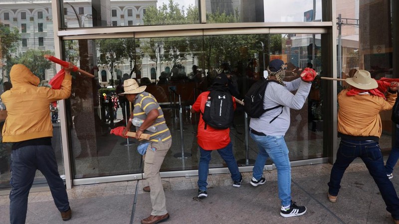People remove their belongings, tents and tarps set up by members of the National Coordination of Education Workers (CNTE) at the site of a protest to demand dialogue with the government regarding their labor and educational demands, at Zocalo square, in Mexico City, Mexico June 6, 2025. REUTERS/Henry Romero
