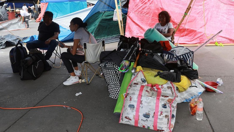 People remove their belongings, tents and tarps set up by members of the National Coordination of Education Workers (CNTE) at the site of a protest to demand dialogue with the government regarding their labor and educational demands, at Zocalo square, in Mexico City, Mexico June 6, 2025. REUTERS/Henry Romero