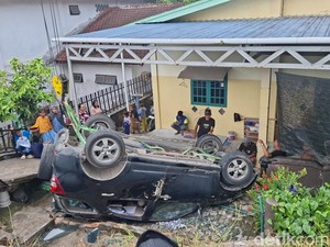 Dokter Magang Panik Lewat Tanjakan Ekstrem Lalu Terguling ke Rumah Warga