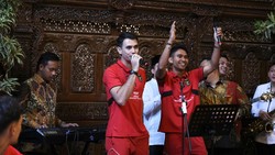 Video: Duet Marselino-Nadeo Nyanyikan Lagu untuk Presiden Prabowo