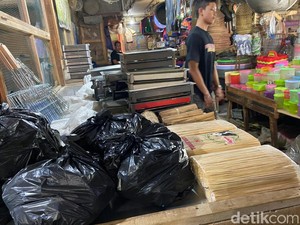Pedagang Tusuk Sate dan Arang Panen Berkah Lebaran Kurban di Cianjur