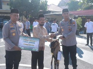 Kapolres Blitar Kota Bagikan 4 Sapi-16 Kambing saat Idul Adha