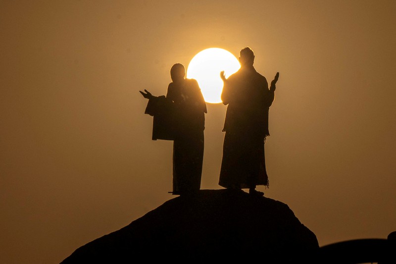 Umat ​​Islam melaksanakan salat subuh di Masjidil Haram selama ibadah haji tahunan di kota suci Mekkah, Arab Saudi, 2 Juni 2025. Saudi Press Agency/Handout via REUTERS