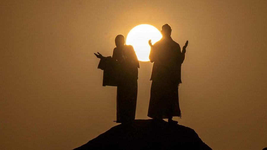 Umat ​​Islam melaksanakan salat subuh di Masjidil Haram selama ibadah haji tahunan di kota suci Mekkah, Arab Saudi, 2 Juni 2025. Saudi Press Agency/Handout via REUTERS