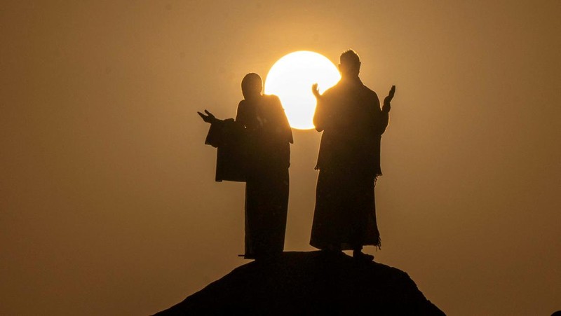 Umat ​​Islam melaksanakan salat subuh di Masjidil Haram selama ibadah haji tahunan di kota suci Mekkah, Arab Saudi, 2 Juni 2025. Saudi Press Agency/Handout via REUTERS