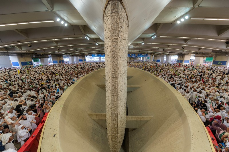 SAUDI-HAJJ/STONING-FIRST DAY Jemaah haji berjalan untuk melemparkan batu ke sebuah pilar yang melambangkan Setan, selama ibadah haji tahunan di Mina, Arab Saudi, 6 Juni 2025. Saudi Press Agency/Handout via REUTERS