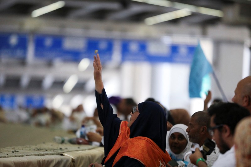 SAUDI-HAJJ/STONING-FIRST DAY Jemaah haji berjalan untuk melemparkan batu ke sebuah pilar yang melambangkan Setan, selama ibadah haji tahunan di Mina, Arab Saudi, 6 Juni 2025. Saudi Press Agency/Handout via REUTERS