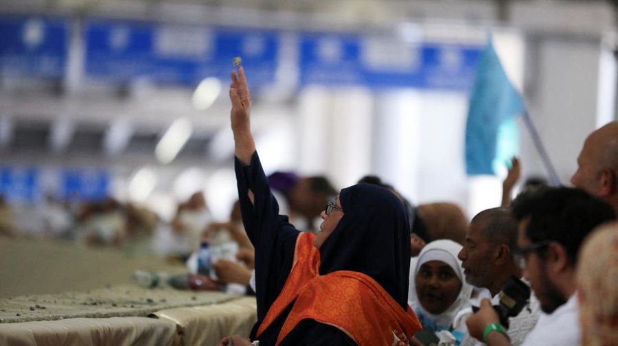 SAUDI-HAJJ/STONING-FIRST DAY Jemaah haji berjalan untuk melemparkan batu ke sebuah pilar yang melambangkan Setan, selama ibadah haji tahunan di Mina, Arab Saudi, 6 Juni 2025. Saudi Press Agency/Handout via REUTERS