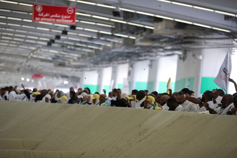SAUDI-HAJJ/STONING-FIRST DAY Jemaah haji berjalan untuk melemparkan batu ke sebuah pilar yang melambangkan Setan, selama ibadah haji tahunan di Mina, Arab Saudi, 6 Juni 2025. Saudi Press Agency/Handout via REUTERS