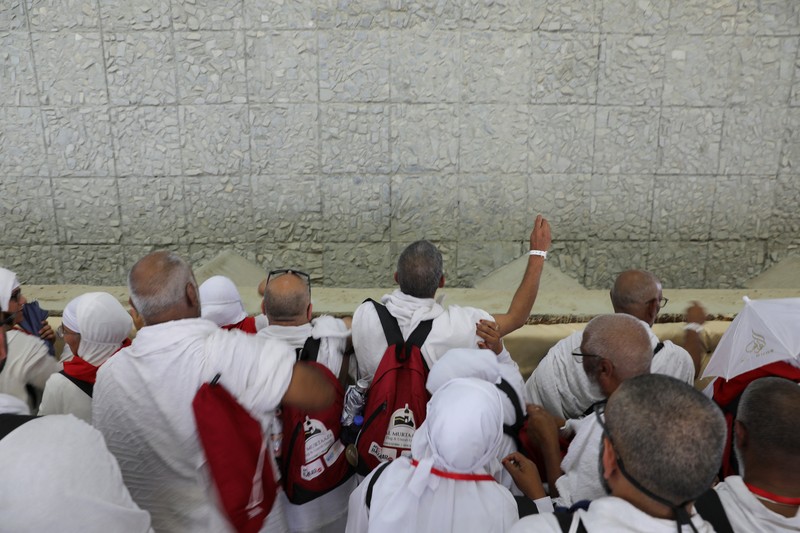 SAUDI-HAJJ/STONING-FIRST DAY Jemaah haji berjalan untuk melemparkan batu ke sebuah pilar yang melambangkan Setan, selama ibadah haji tahunan di Mina, Arab Saudi, 6 Juni 2025. Saudi Press Agency/Handout via REUTERS