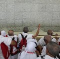 Jemaah haji melemparkan batu ke sebuah pilar yang melambangkan Setan, selama ibadah haji tahunan di Mina, Arab Saudi, 6 Juni 2025. REUTERS/Khaled Abdullah