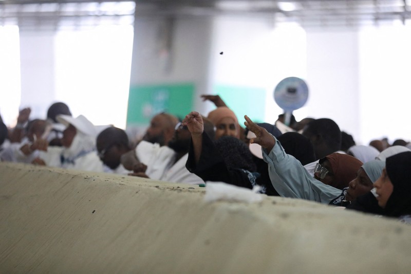 SAUDI-HAJJ/STONING-FIRST DAY Jemaah haji berjalan untuk melemparkan batu ke sebuah pilar yang melambangkan Setan, selama ibadah haji tahunan di Mina, Arab Saudi, 6 Juni 2025. Saudi Press Agency/Handout via REUTERS
