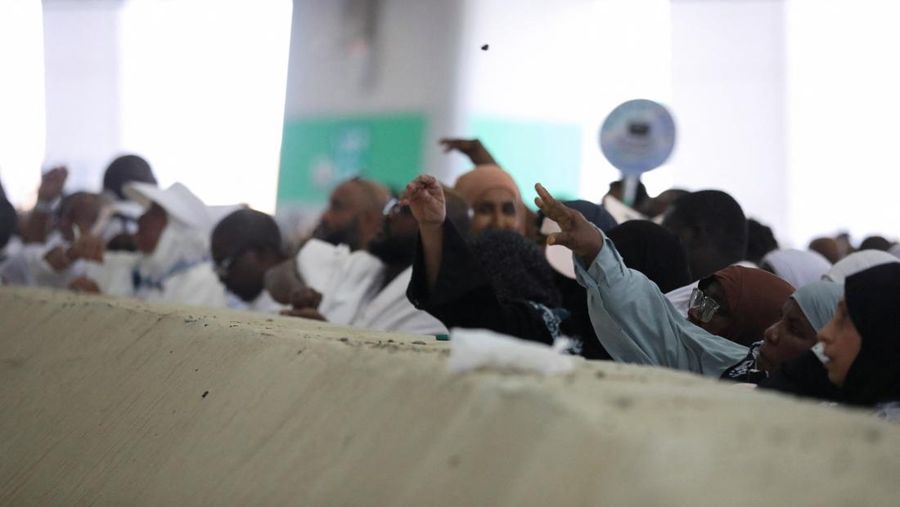 SAUDI-HAJJ/STONING-FIRST DAY Jemaah haji berjalan untuk melemparkan batu ke sebuah pilar yang melambangkan Setan, selama ibadah haji tahunan di Mina, Arab Saudi, 6 Juni 2025. Saudi Press Agency/Handout via REUTERS