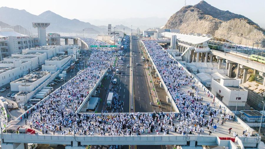 SAUDI-HAJJ/STONING-FIRST DAY Jemaah haji berjalan untuk melemparkan batu ke sebuah pilar yang melambangkan Setan, selama ibadah haji tahunan di Mina, Arab Saudi, 6 Juni 2025. Saudi Press Agency/Handout via REUTERS