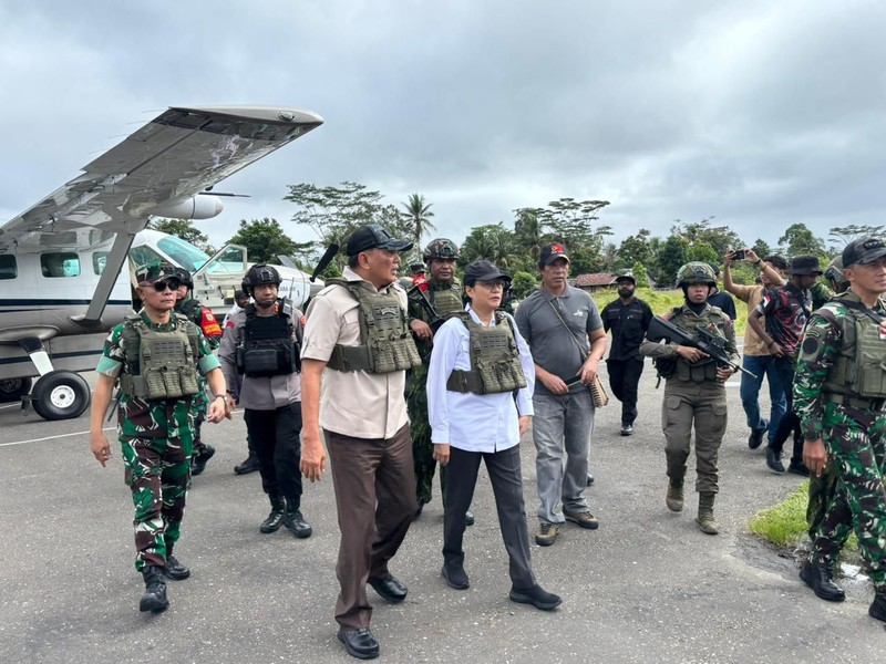 Sebanyak sembilan personel polisi wanita (Polwan) dari Operasi Damai Cartenz-2025 dilibatkan dalam pengamanan VVIP kunjungan Menteri Pertahanan RI Letjen TNI (Purn.) Sjafrie Sjamsoeddin, dan Menteri Keuangan RI Sri Mulyani Indrawati,  di Kenyam, Kabupaten Nduga, Provinsi Papua Pegunungan, Sabtu (7/6/2025). Dok. Ist
