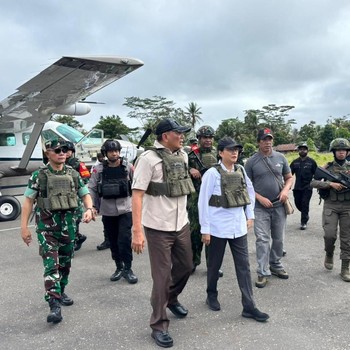 Momen Menkeu dan Menhan Pakai Rompi Anti Peluru Kunjungi Daerah Papua