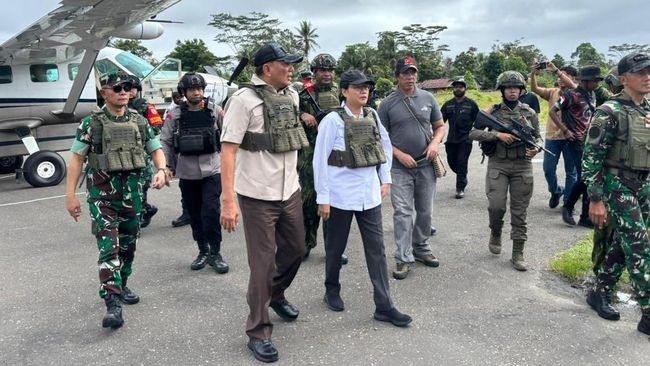 Sjafrie dan Sri Mulyani Kunjungi Nduga Papua Pakai Rompi Anti Peluru!