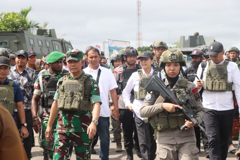 Sebanyak sembilan personel polisi wanita (Polwan) dari Operasi Damai Cartenz-2025 dilibatkan dalam pengamanan VVIP kunjungan Menteri Pertahanan RI Letjen TNI (Purn.) Sjafrie Sjamsoeddin, dan Menteri Keuangan RI Sri Mulyani Indrawati,  di Kenyam, Kabupaten Nduga, Provinsi Papua Pegunungan, Sabtu (7/6/2025). Dok. Ist