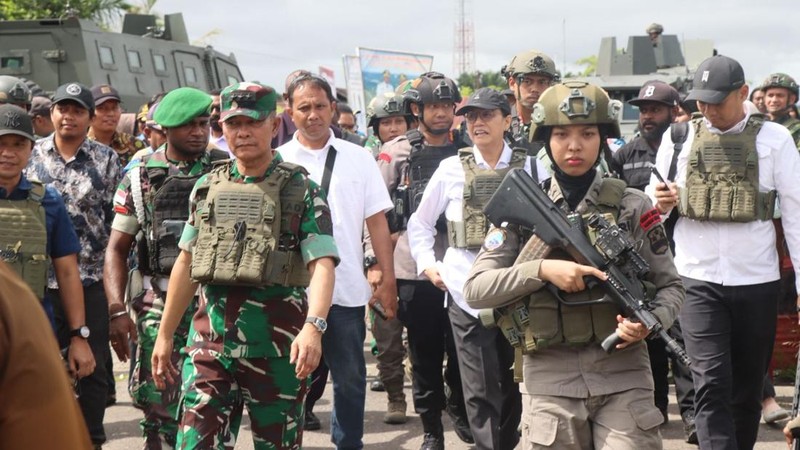 Sebanyak sembilan personel polisi wanita (Polwan) dari Operasi Damai Cartenz-2025 dilibatkan dalam pengamanan VVIP kunjungan Menteri Pertahanan RI Letjen TNI (Purn.) Sjafrie Sjamsoeddin, dan Menteri Keuangan RI Sri Mulyani Indrawati,  di Kenyam, Kabupaten Nduga, Provinsi Papua Pegunungan, Sabtu (7/6/2025). Dok. Ist