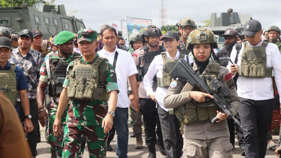 Sebanyak sembilan personel polisi wanita (Polwan) dari Operasi Damai Cartenz-2025 dilibatkan dalam pengamanan VVIP kunjungan Menteri Pertahanan RI Letjen TNI (Purn.) Sjafrie Sjamsoeddin, dan Menteri Keuangan RI Sri Mulyani Indrawati, di Kenyam, Kabupaten Nduga, Provinsi Papua Pegunungan, Sabtu (7/6/2025). Dok. Ist Sebanyak sembilan personel polisi wanita (Polwan) dari Operasi Damai Cartenz-2025 dilibatkan dalam pengamanan VVIP kunjungan Menteri Pertahanan RI Letjen TNI (Purn.) Sjafrie Sjamsoeddin, dan Menteri Keuangan RI Sri Mulyani Indrawati, di Kenyam, Kabupaten Nduga, Provinsi Papua Pegunungan, Sabtu (7/6/2025). Dok. Ist