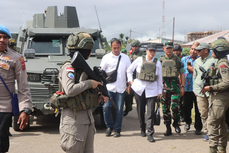 Sebanyak sembilan personel polisi wanita (Polwan) dari Operasi Damai Cartenz-2025 dilibatkan dalam pengamanan VVIP kunjungan Menteri Pertahanan RI Letjen TNI (Purn.) Sjafrie Sjamsoeddin, dan Menteri Keuangan RI Sri Mulyani Indrawati,  di Kenyam, Kabupaten Nduga, Provinsi Papua Pegunungan, Sabtu (7/6/2025). Dok. Ist