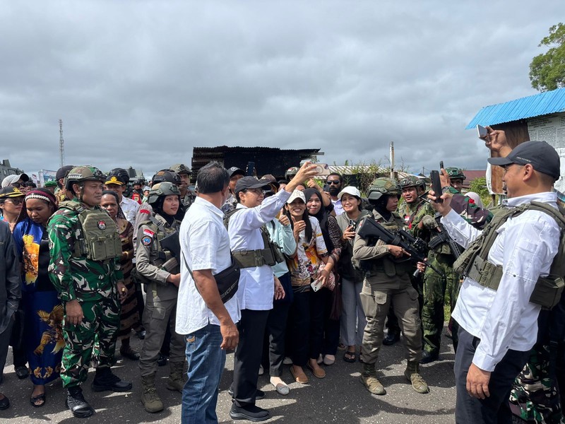 Sebanyak sembilan personel polisi wanita (Polwan) dari Operasi Damai Cartenz-2025 dilibatkan dalam pengamanan VVIP kunjungan Menteri Pertahanan RI Letjen TNI (Purn.) Sjafrie Sjamsoeddin, dan Menteri Keuangan RI Sri Mulyani Indrawati,  di Kenyam, Kabupaten Nduga, Provinsi Papua Pegunungan, Sabtu (7/6/2025). Dok. Ist