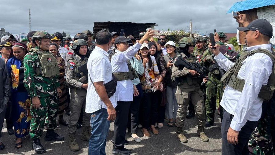 Sebanyak sembilan personel polisi wanita (Polwan) dari Operasi Damai Cartenz-2025 dilibatkan dalam pengamanan VVIP kunjungan Menteri Pertahanan RI Letjen TNI (Purn.) Sjafrie Sjamsoeddin, dan Menteri Keuangan RI Sri Mulyani Indrawati,  di Kenyam, Kabupaten Nduga, Provinsi Papua Pegunungan, Sabtu (7/6/2025). Dok. Ist