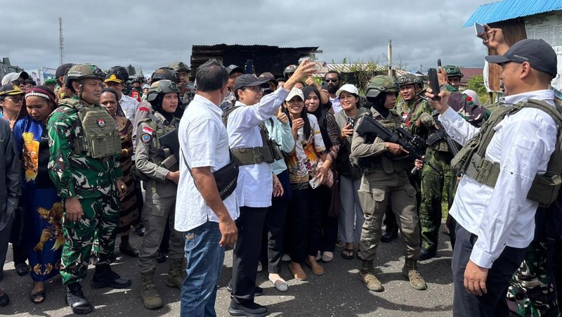 Sebanyak sembilan personel polisi wanita (Polwan) dari Operasi Damai Cartenz-2025 dilibatkan dalam pengamanan VVIP kunjungan Menteri Pertahanan RI Letjen TNI (Purn.) Sjafrie Sjamsoeddin, dan Menteri Keuangan RI Sri Mulyani Indrawati,  di Kenyam, Kabupaten Nduga, Provinsi Papua Pegunungan, Sabtu (7/6/2025). Dok. Ist
