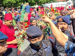 Antusiasnya Warga Ngalap Berkah Garebeg Besar di Masjid Gede Kauman