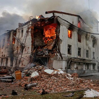 Gempuran Drone-Rudal Rusia Hantam Bangunan Kota Kharkiv