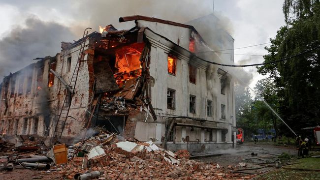 Gempuran Drone-Rudal Rusia Hantam Bangunan Kota Kharkiv