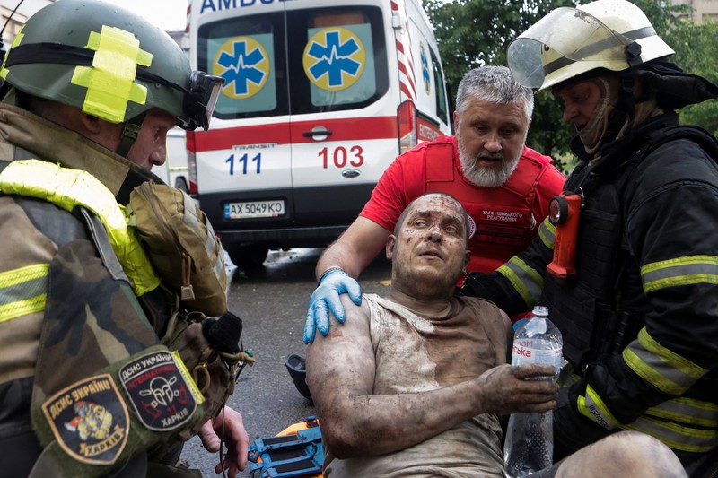 UKRAINE-CRISIS/ATTACK-KHARKIV Firefighters work at the site of a building hit by a Russian drone strike, amid Russia's attack on Ukraine, in Kharkiv, Ukraine June 7, 2025. REUTERS/Sofiia Gatilova TPX IMAGES OF THE DAY