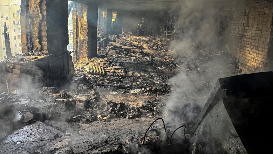 Firefighters work at the site of a building hit by a Russian drone strike, amid Russia's attack on Ukraine, in Kharkiv, Ukraine June 7, 2025. REUTERS/Sofiia Gatilova     TPX IMAGES OF THE DAY