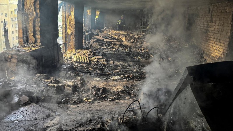 Firefighters work at the site of a building hit by a Russian drone strike, amid Russia's attack on Ukraine, in Kharkiv, Ukraine June 7, 2025. REUTERS/Sofiia Gatilova     TPX IMAGES OF THE DAY