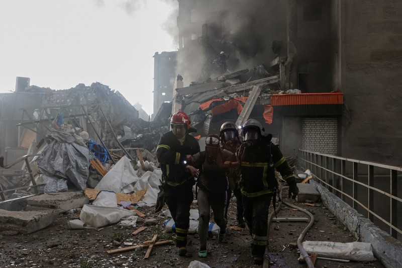 UKRAINE-CRISIS/ATTACK-KHARKIV Firefighters work at the site of a building hit by a Russian drone strike, amid Russia's attack on Ukraine, in Kharkiv, Ukraine June 7, 2025. REUTERS/Sofiia Gatilova TPX IMAGES OF THE DAY