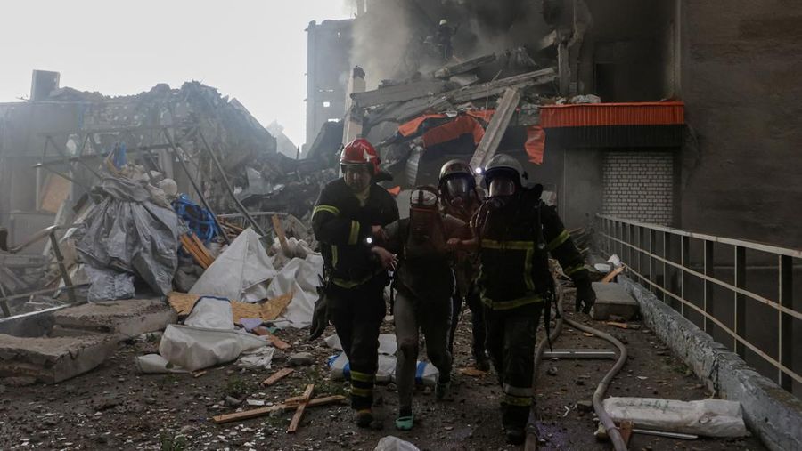 Firefighters work at the site of a building hit by a Russian drone strike, amid Russia's attack on Ukraine, in Kharkiv, Ukraine June 7, 2025. REUTERS/Sofiia Gatilova     TPX IMAGES OF THE DAY