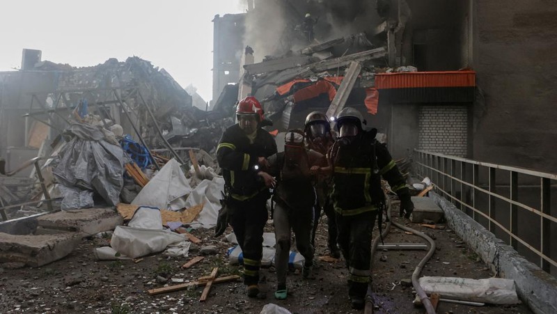Firefighters work at the site of a building hit by a Russian drone strike, amid Russia's attack on Ukraine, in Kharkiv, Ukraine June 7, 2025. REUTERS/Sofiia Gatilova     TPX IMAGES OF THE DAY