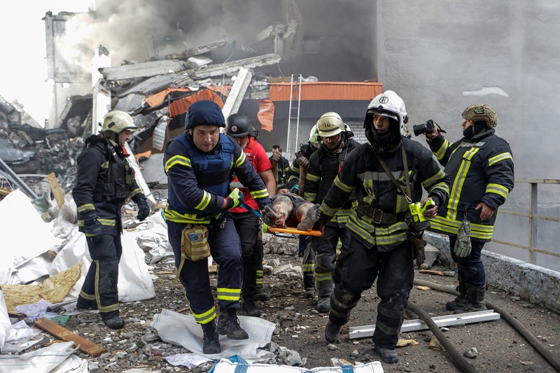 UKRAINE-CRISIS/ATTACK-KHARKIV Firefighters work at the site of a building hit by a Russian drone strike, amid Russia's attack on Ukraine, in Kharkiv, Ukraine June 7, 2025. REUTERS/Sofiia Gatilova TPX IMAGES OF THE DAY