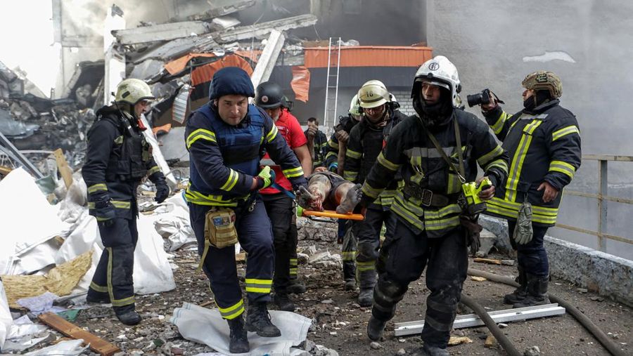 Firefighters work at the site of a building hit by a Russian drone strike, amid Russia's attack on Ukraine, in Kharkiv, Ukraine June 7, 2025. REUTERS/Sofiia Gatilova     TPX IMAGES OF THE DAY