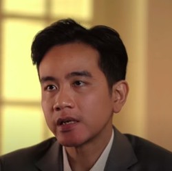 Gibran Melayat ke Rumah Duka Kwik Kian Gie