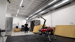 Video: Canggih! Robot AI Latihan Bulu Tangkis Lawan Manusia