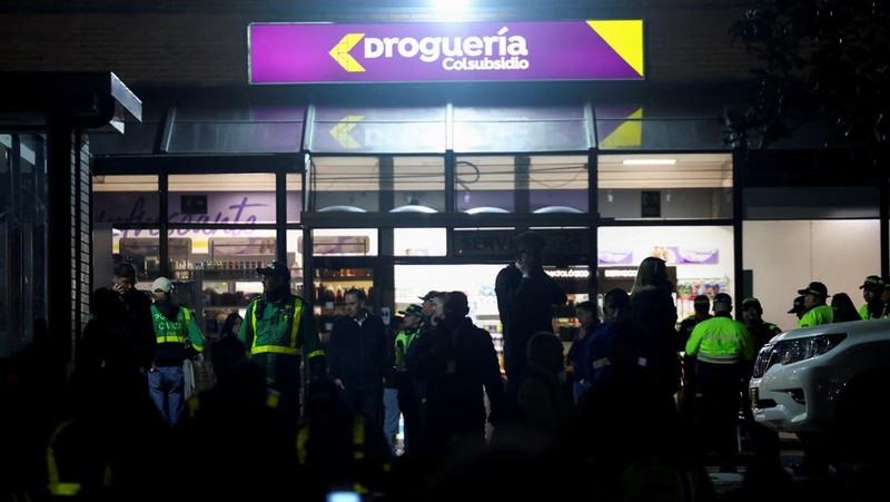 SENSITIVE MATERIAL. THIS IMAGE MAY OFFEND OR DISTURB    People carry Colombian Senator Miguel Uribe Turbay to an ambulance after, what the government and his party say, he was shot in Bogota, Colombia June 7, 2025, in this screengrab from a video. Video Obtained by REUTERS THIS IMAGE HAS BEEN SUPPLIED BY A THIRD PARTY. NO RESALES. NO ARCHIVES.