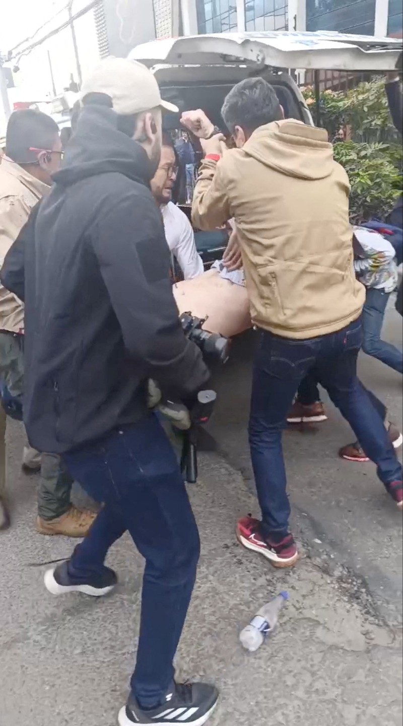 COLOMBIA-POLITICS/URIBE SENSITIVE MATERIAL. THIS IMAGE MAY OFFEND OR DISTURB People carry Colombian Senator Miguel Uribe Turbay to an ambulance after, what the government and his party say, he was shot in Bogota, Colombia June 7, 2025, in this screengrab from a video. Video Obtained by REUTERS THIS IMAGE HAS BEEN SUPPLIED BY A THIRD PARTY. NO RESALES. NO ARCHIVES.