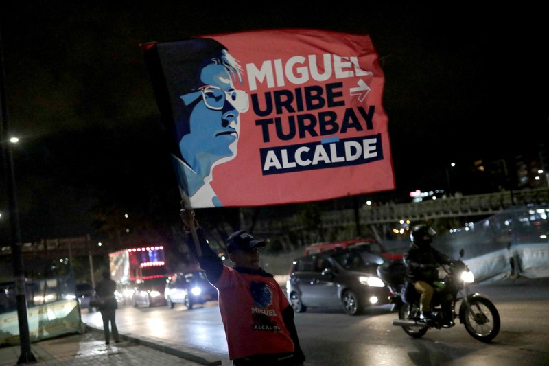 SENSITIVE MATERIAL. THIS IMAGE MAY OFFEND OR DISTURB    People carry Colombian Senator Miguel Uribe Turbay to an ambulance after, what the government and his party say, he was shot in Bogota, Colombia June 7, 2025, in this screengrab from a video. Video Obtained by REUTERS THIS IMAGE HAS BEEN SUPPLIED BY A THIRD PARTY. NO RESALES. NO ARCHIVES.