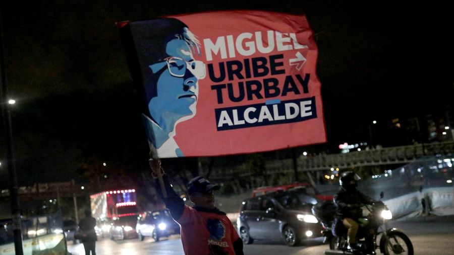 SENSITIVE MATERIAL. THIS IMAGE MAY OFFEND OR DISTURB    People carry Colombian Senator Miguel Uribe Turbay to an ambulance after, what the government and his party say, he was shot in Bogota, Colombia June 7, 2025, in this screengrab from a video. Video Obtained by REUTERS THIS IMAGE HAS BEEN SUPPLIED BY A THIRD PARTY. NO RESALES. NO ARCHIVES.