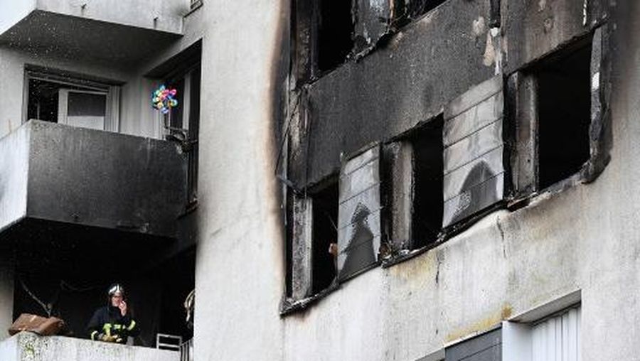 Seorang petugas pemadam kebakaran tengah bekerja untuk mengamankan gedung apartemen tempat kebakaran terjadi pada malam hari di Reims pada tanggal 6 Juni 2025. Kebakaran di gedung apartemen bertingkat tinggi di Reims telah merenggut nyawa sedikitnya empat orang, termasuk seorang anak, pada malam tanggal 5 Juni 2025, dan penyelidikan telah dilakukan untuk mengetahui penyebabnya. (Foto oleh FRANCOIS NASCIMBENI / AFP)