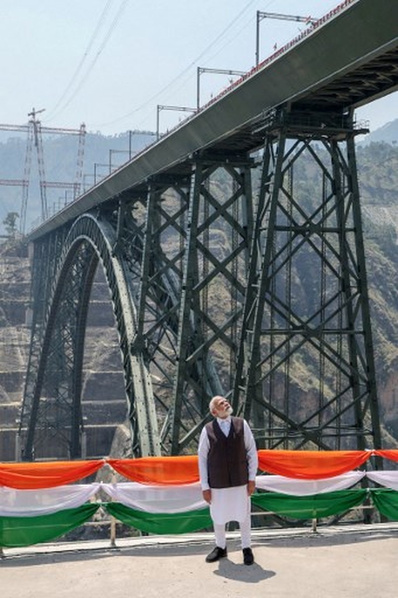 India meresmikan jembatan kereta api tertinggi di dunia di Jammu dan Kashmir. (Tangkapan Layar Reuters TV)