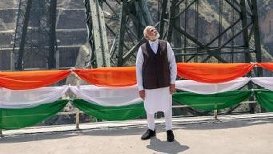 India meresmikan jembatan kereta api tertinggi di dunia di Jammu dan Kashmir. (Tangkapan Layar Reuters TV)