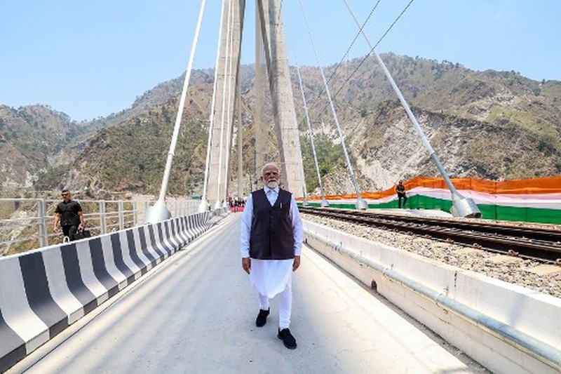 India meresmikan jembatan kereta api tertinggi di dunia di Jammu dan Kashmir. (Tangkapan Layar Reuters TV)