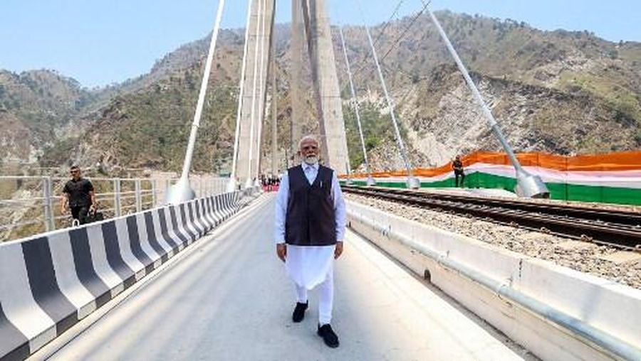 India meresmikan jembatan kereta api tertinggi di dunia di Jammu dan Kashmir. (Tangkapan Layar Reuters TV)